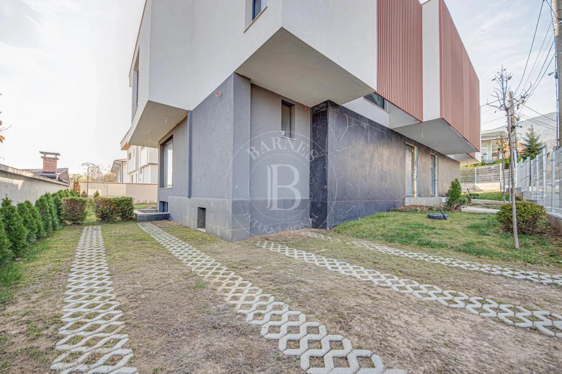 Двуфамилна къща с двор и планински гледки на ул. "Кимчовец"