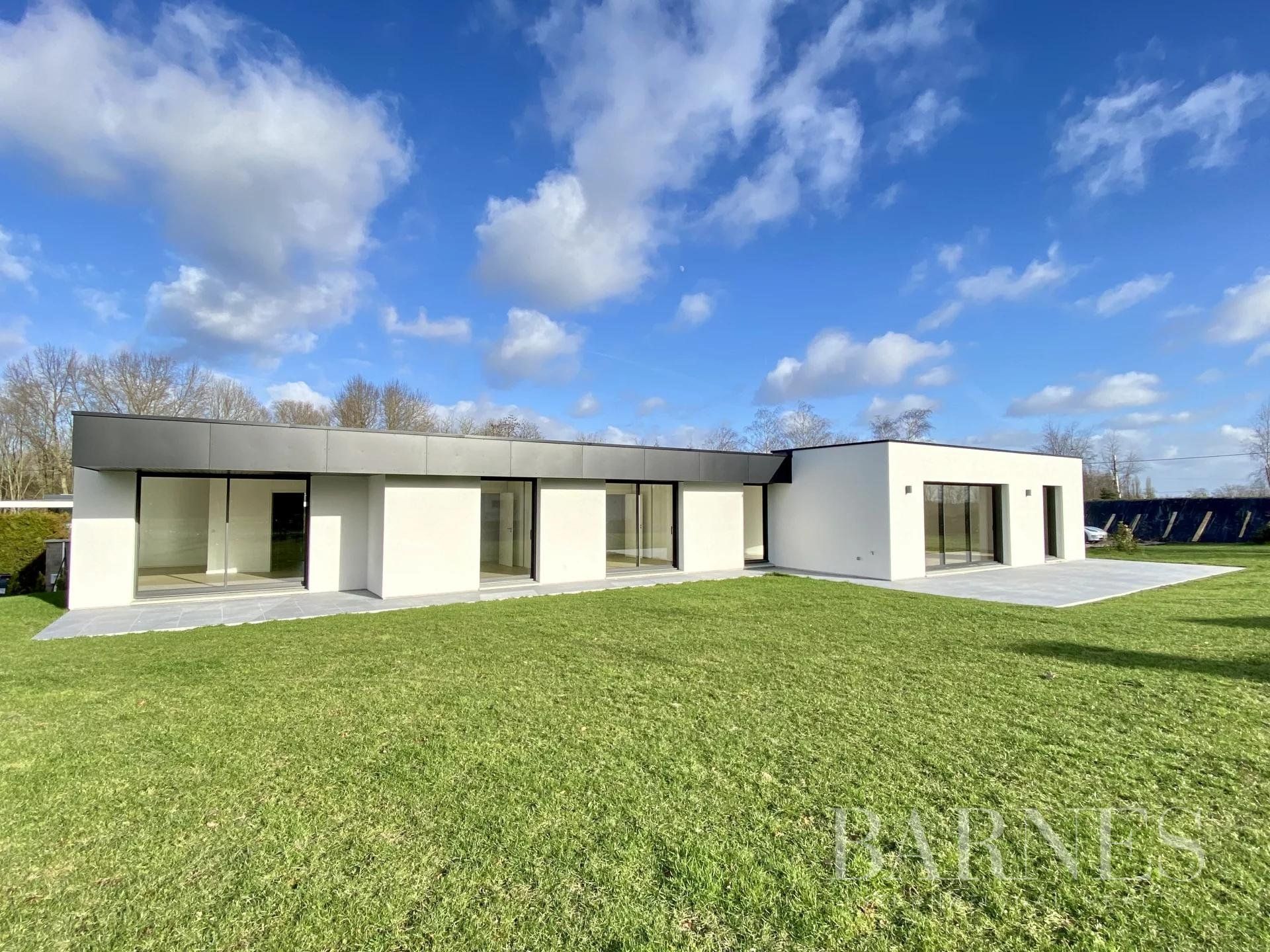 Къща в NeuvilleEnFerrain, HautsdeFrance, Франция за продажба от