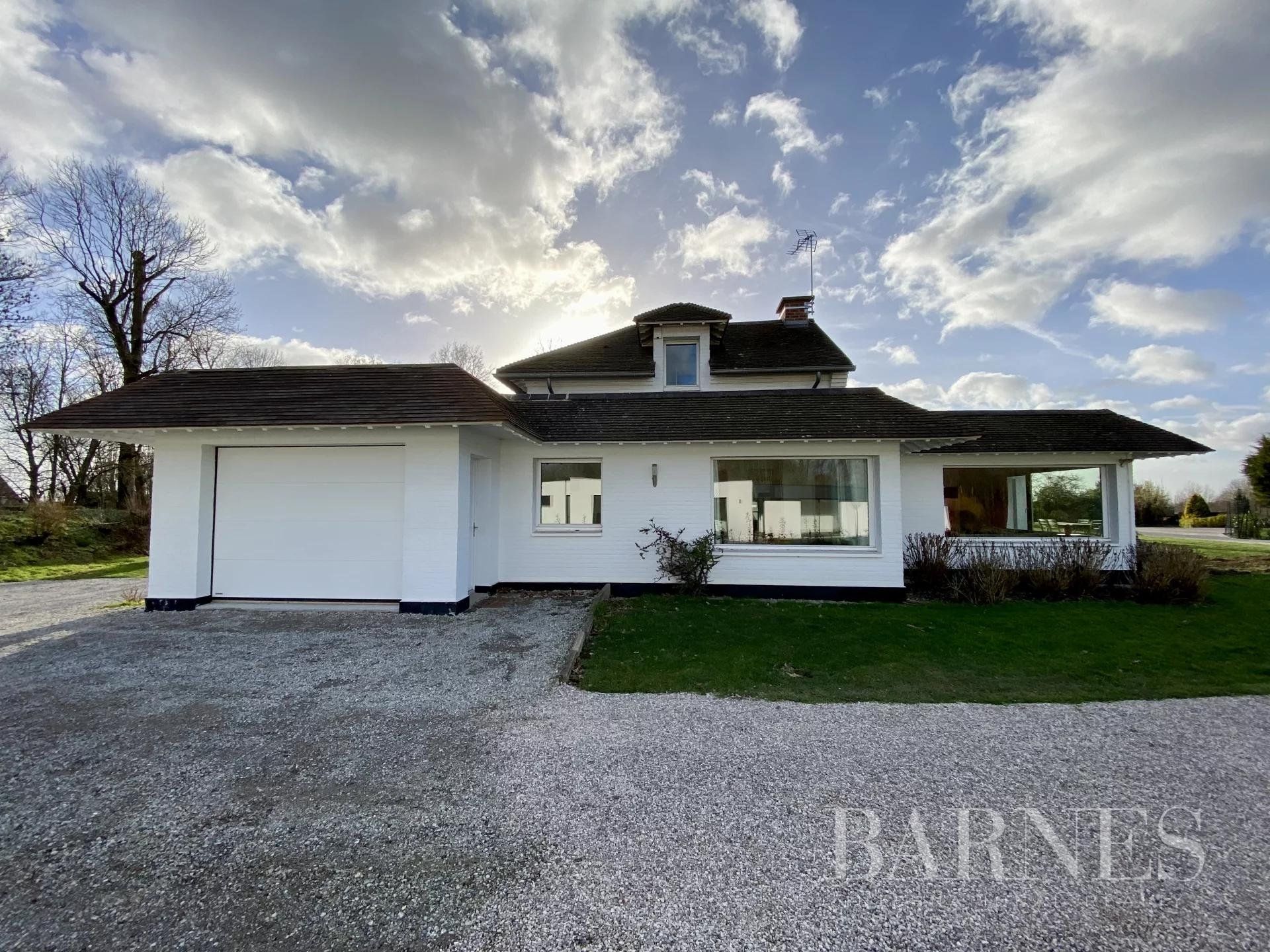 Къща в NeuvilleEnFerrain, HautsdeFrance, Франция за продажба от